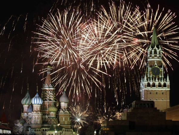 Imponentes fuegos artificiales iluminan la Plaza Roja de Moscú durante las celebraciones de Año Nuevo.
