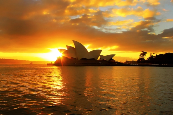 La famosa silueta de la Ópera de Sidney en un amanecer australiano.