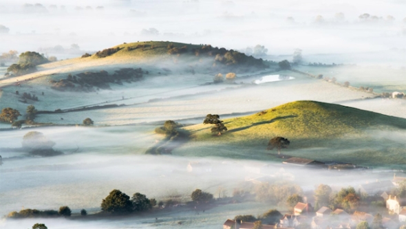 La famosa niebla inglesa convierte los pueblos en postales. Foto de Bob Small.