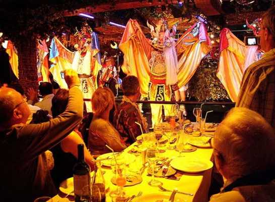 Cena y espectáculo tradicional